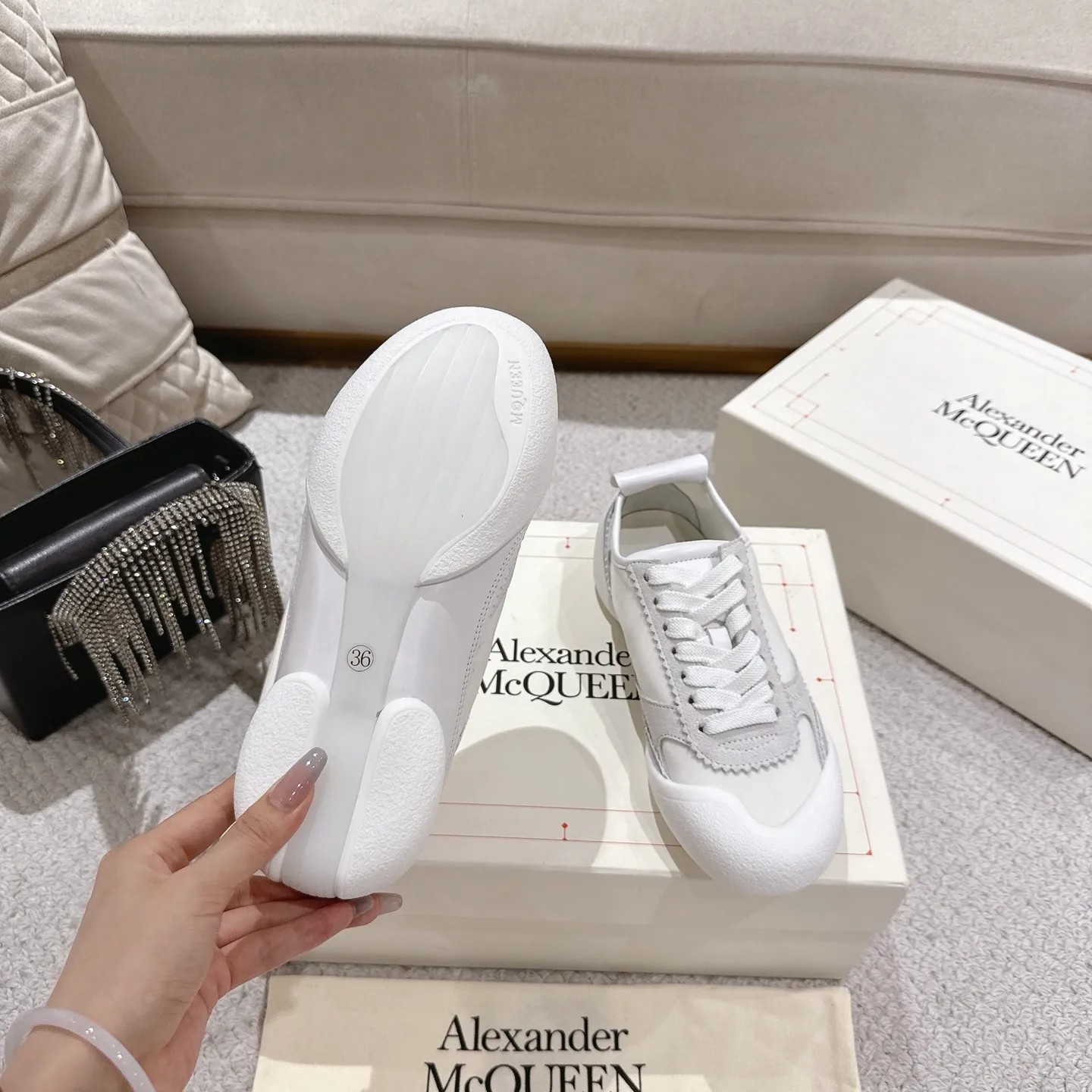 👟👟Ex-factory price 600👟👟 Men's size +10 2025 McQueen's new AIexanderMcQUEEN✅ The original quality has been certified! The original version is reproduced 1:1, and the latest lace-up casual shoes are released simultaneously. • McQueen logo • Round toe box • Lightweight segmented sole design, made of imported stretch breathable fabric + grained cowhide, soft inner lining and insole, comfortable for walking and not stuffy on the feet. Five colors: black/white·white·off-white·black/brown·yellow Fabric: grained cowhide + stretch fabric + cow suede Insole: imported sheepskin Women’s model: 35–40 (40 for women is not returnable) Men’s model: 39–45 (45 for men is not returnable)